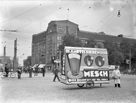 40674 Gezicht op een mobiel reclamebord van Amstel bieren op de Smakkelaarsbrug over de Leidsche Rijn te Utrecht; op de ...